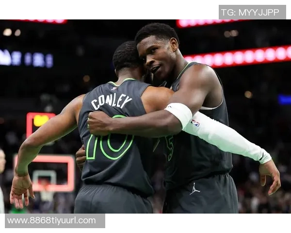 兰德尔谈与爱德华兹的默契配合：赛季磨合让我们更加默契无间